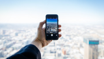 vue métropole avec téléphone portable