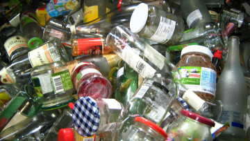tas de pots et bouteilles en verre