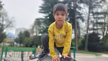 Enfant jouant dehors
