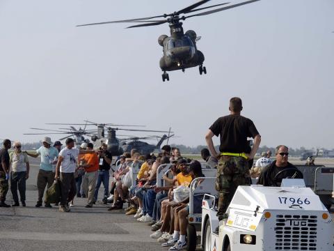 Survivants de l'ouragan Katrina à l'aéroport