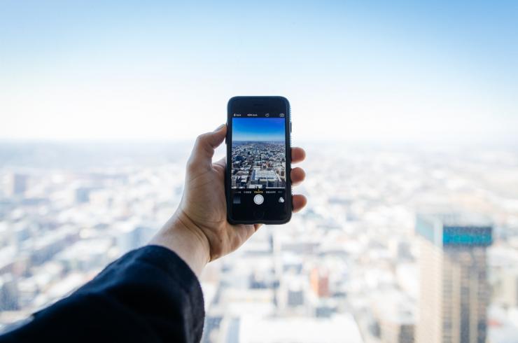 vue métropole avec téléphone portable