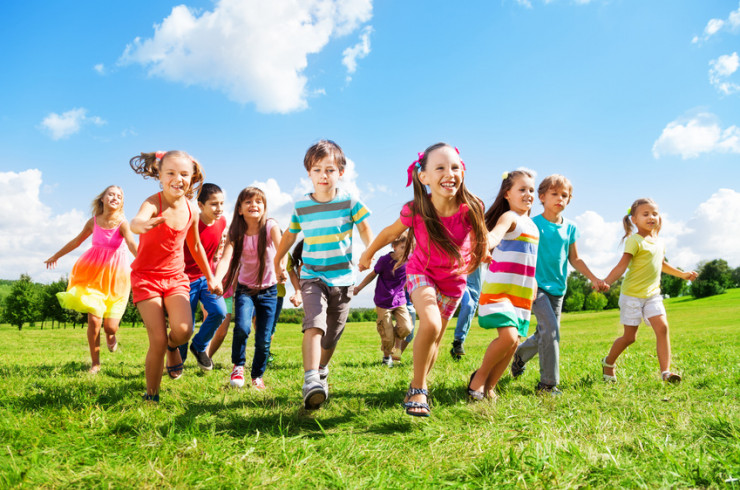 enfants courant dehors